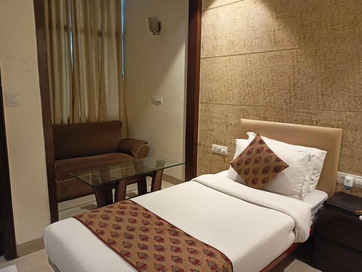 Cosy Grand, Chanakyapuri By The Cosy Hotels New Delhi Exterior photo