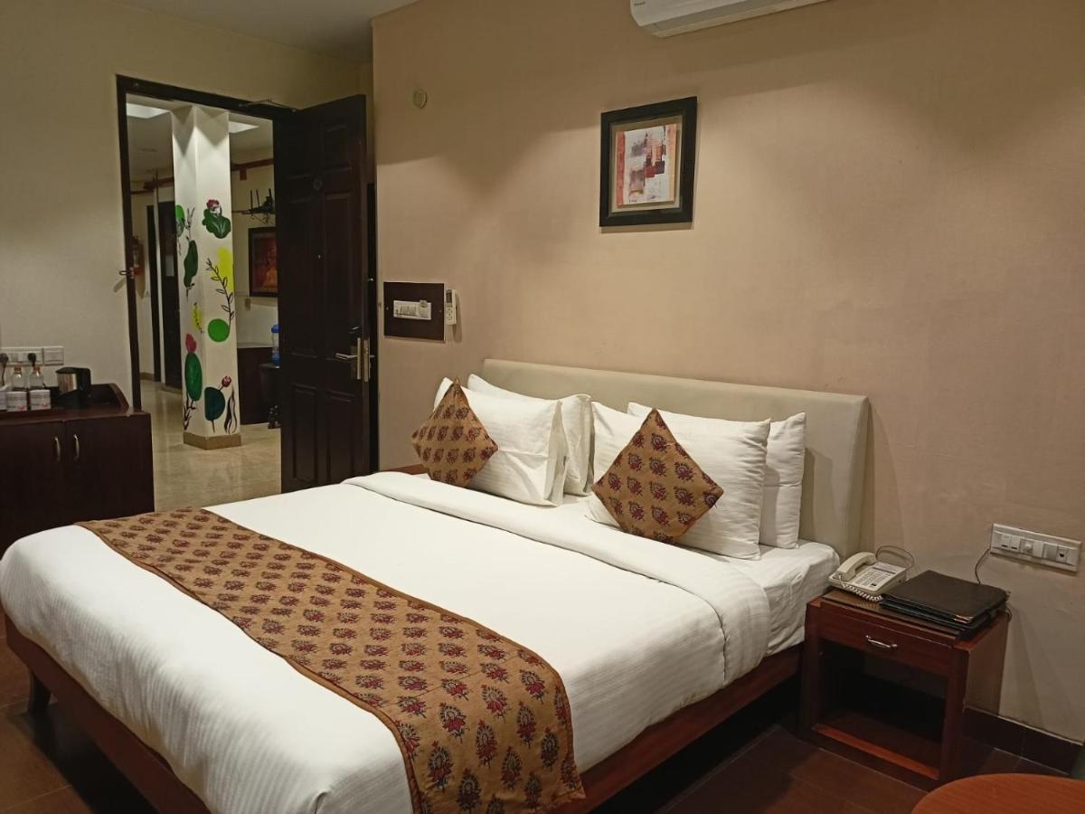 Cosy Grand, Chanakyapuri By The Cosy Hotels New Delhi Exterior photo