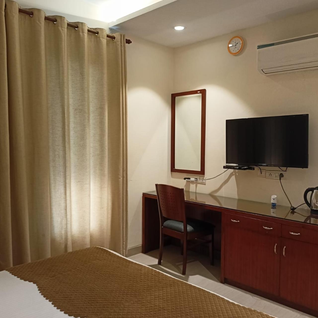 Cosy Grand, Chanakyapuri By The Cosy Hotels New Delhi Exterior photo